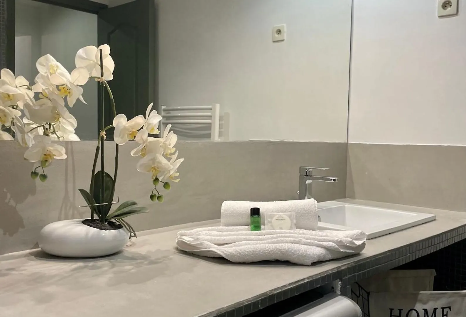 Unique Authentic Apartment In Le Marais Paris