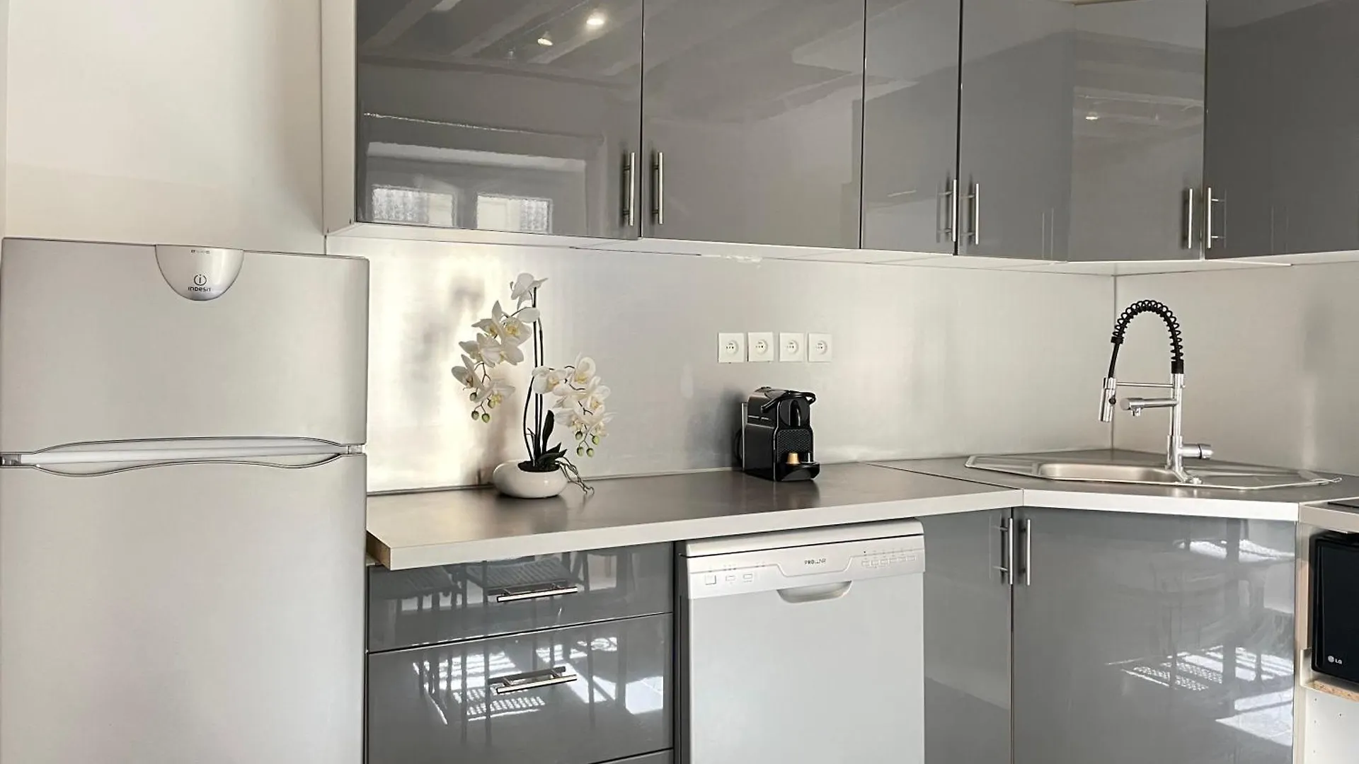 Unique Authentic Apartment In Le Marais Paris
