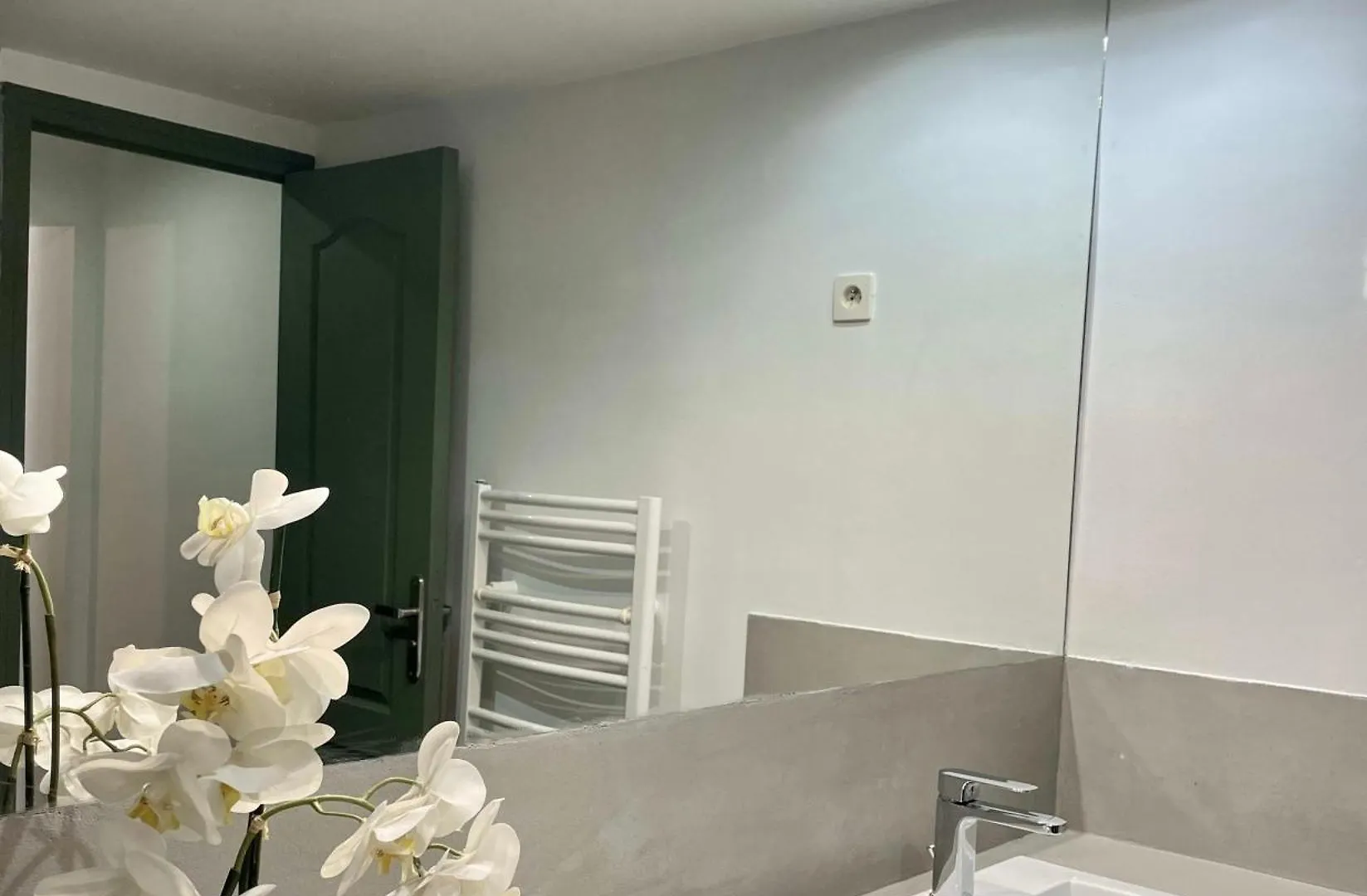 Unique Authentic Apartment In Le Marais Paris
