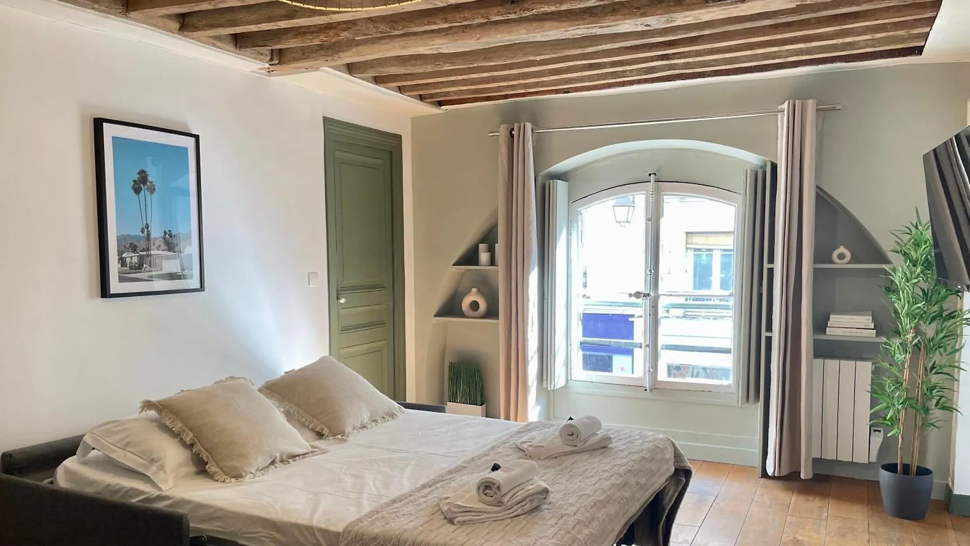 Unique Authentic Apartment In Le Marais Paris