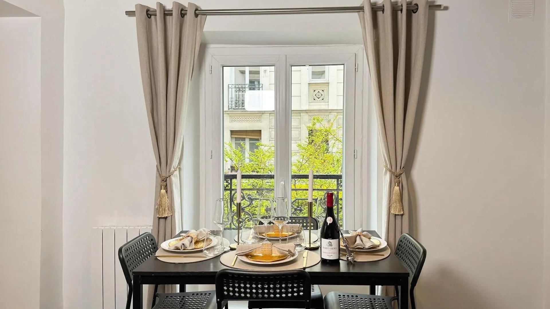 Unique Authentic Apartment In Le Marais Paris