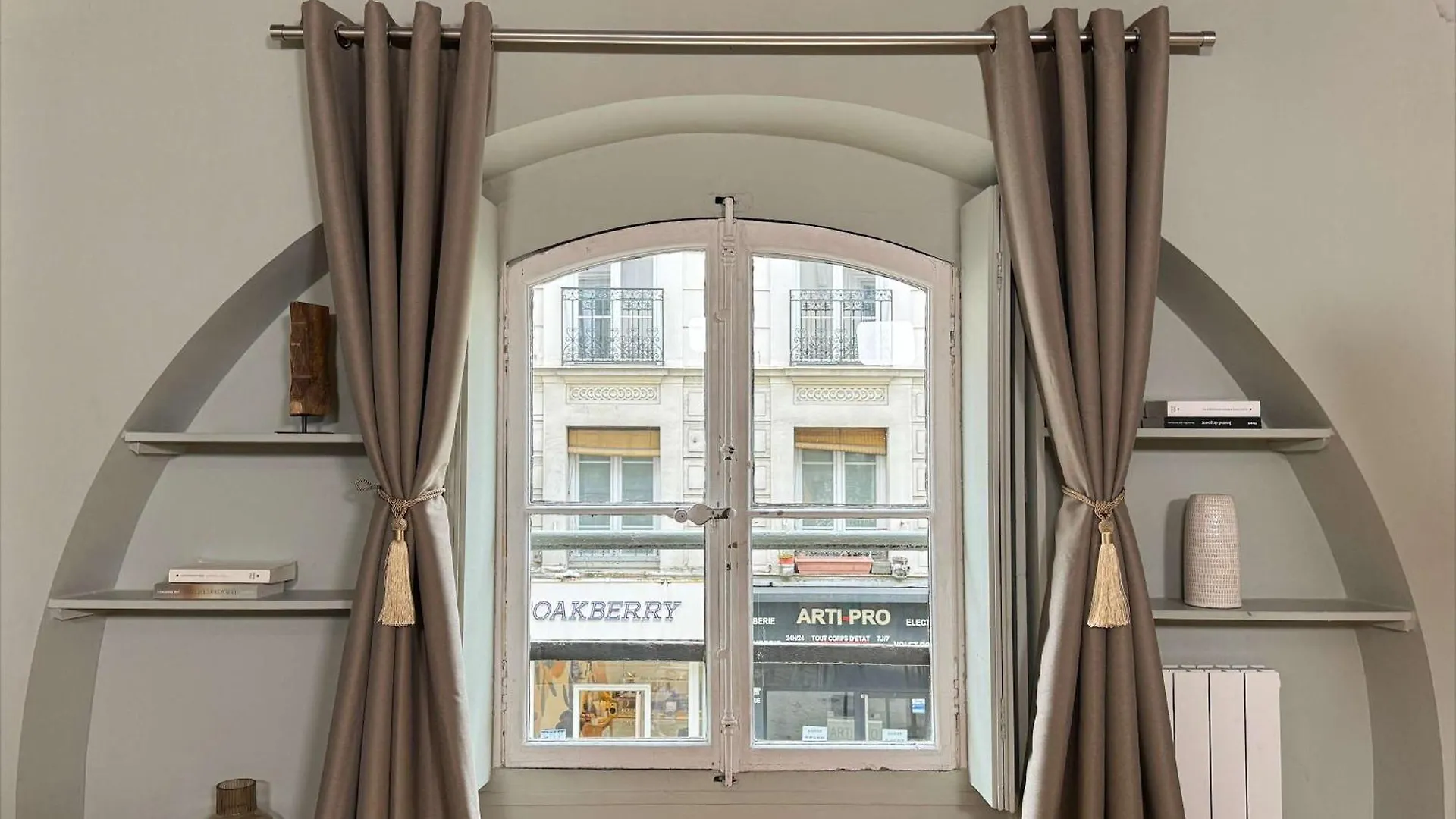 Unique Authentic Apartment In Le Marais Paris