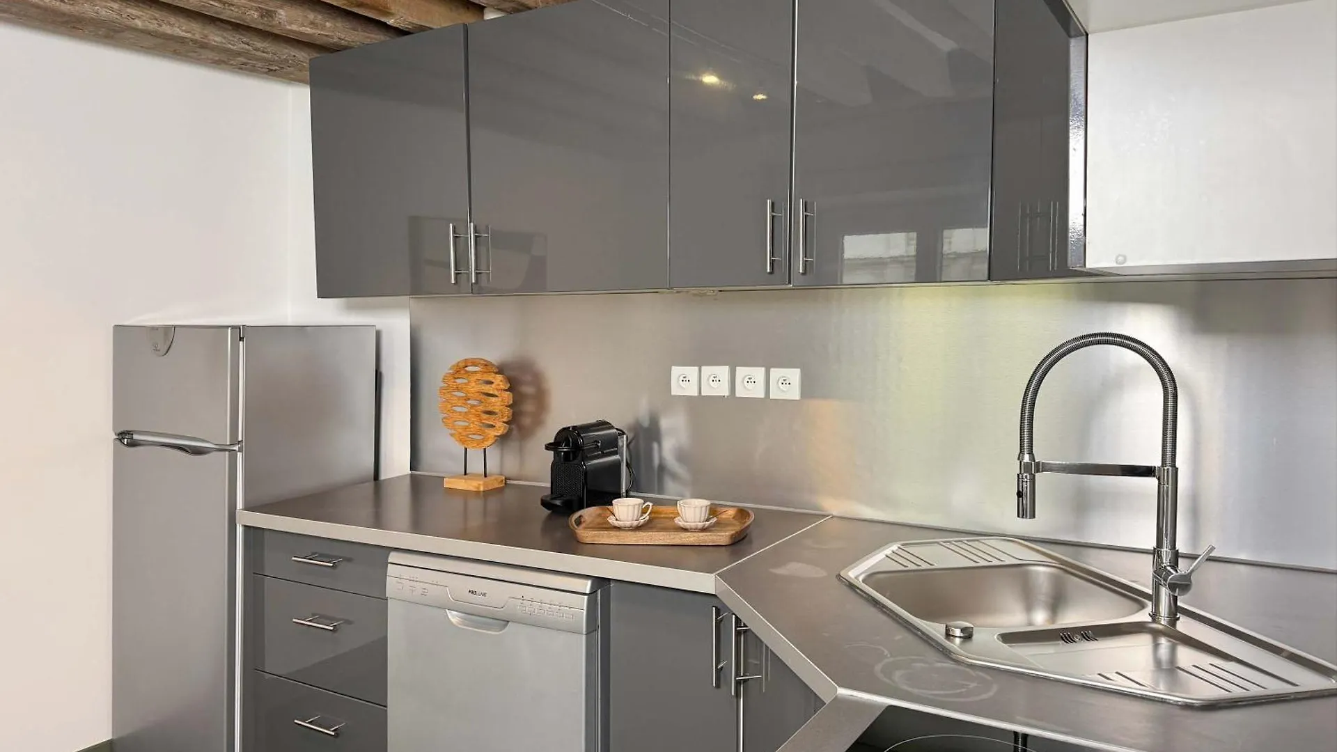 Unique Authentic Apartment In Le Marais Paris